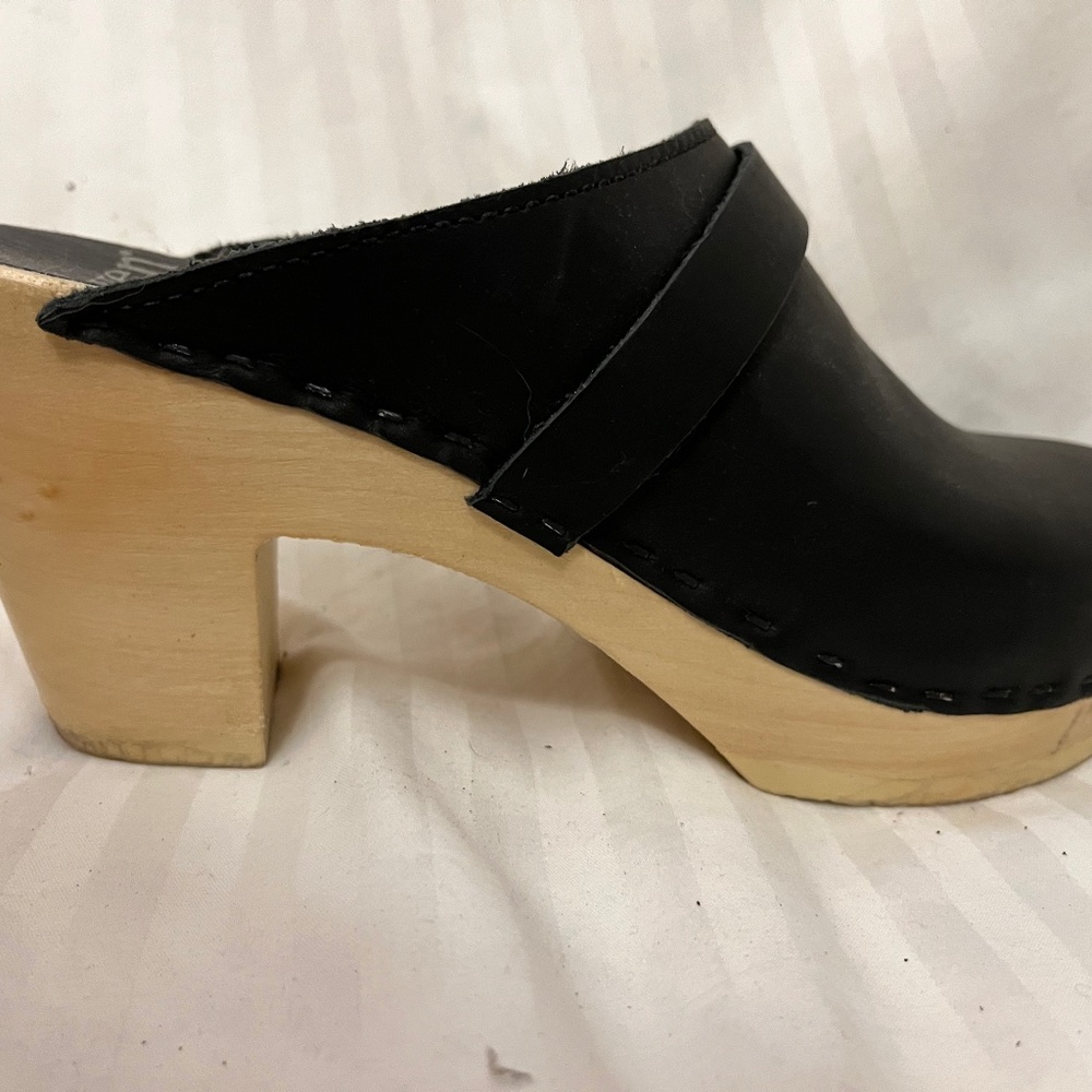 Sven plain clogs with strap, high heel, barely worn